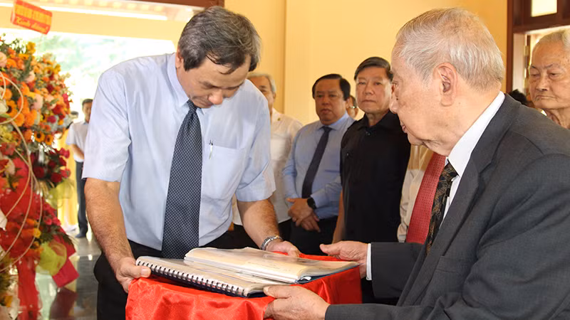 Ông Trần Hữu Phước, Trợ lý Thủ tướng Chính phủ Võ Văn Kiệt lúc sinh thời, tặng hiện vật là các bức thư và tài liệu quý của Thủ tướng Võ Văn Kiệt.