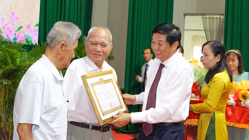 Bí thư Tỉnh ủy Vĩnh Long Bùi Văn Nghiêm trao huy hiệu Đảng cho những đảng viên.