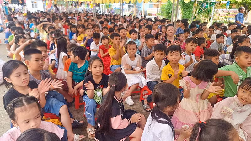 Các em học sinh phấn khởi đêm hội trăng rằm.