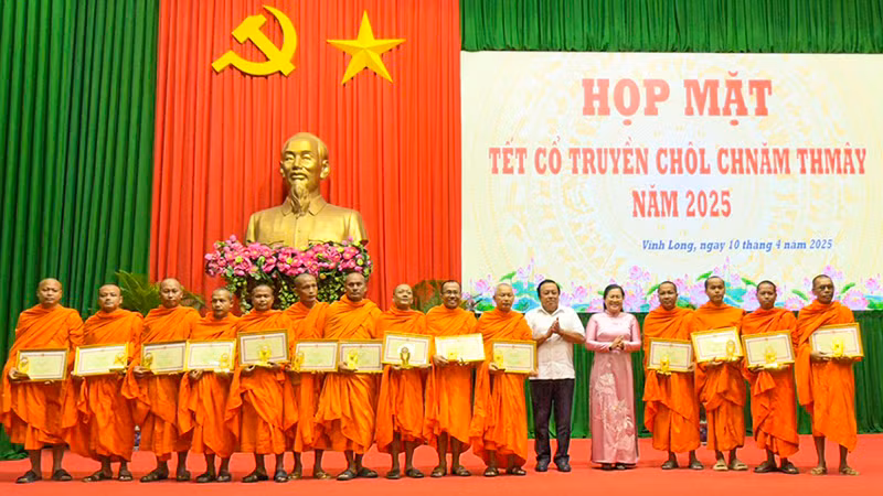 Khen thưởng những cá nhân có thành tích đóng góp cho sự nghiệp xây dựng khối đại đoàn kết toàn dân tộc trên địa bàn tỉnh Vĩnh Long.
