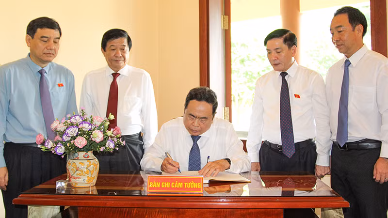 Chủ tịch Quốc hội Trần Thanh Mẫn ghi sổ lưu niệm tại Khu lưu niệm Thủ tướng Chính phủ Võ Văn Kiệt.