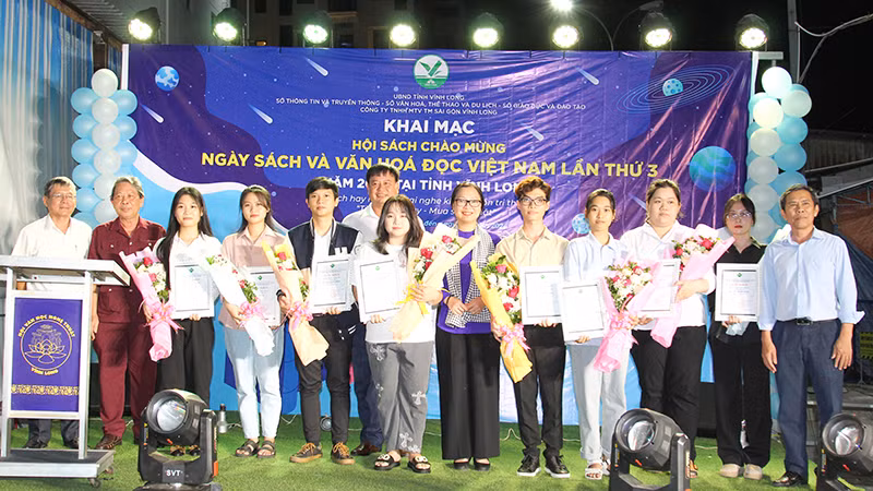 Trao thưởng cho sinh viên đạt giải cuộc thi giới thiệu sách với chủ đề: "Sách - Người bạn truyền cảm hứng" năm 2024. 