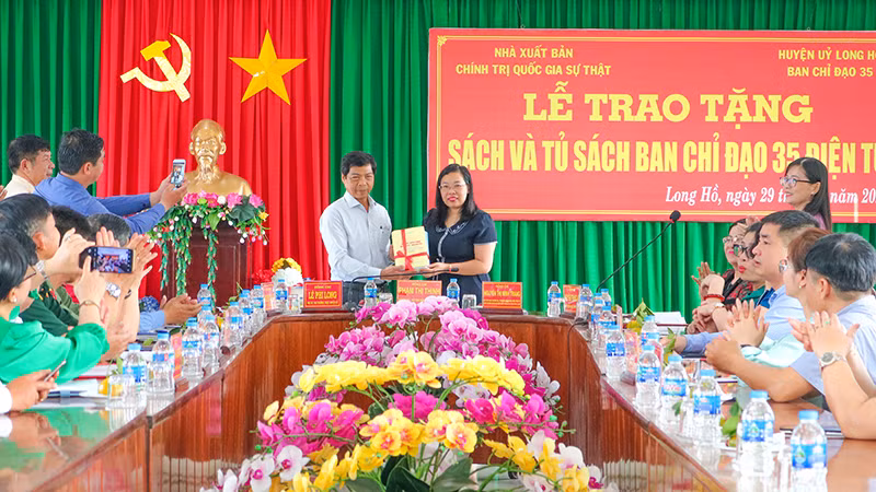 Đoàn công tác của Nhà xuất bản Chính trị quốc gia Sự thật tặng sách và tủ sách Ban chỉ đạo 35 điện tử cho huyện Long Hồ.