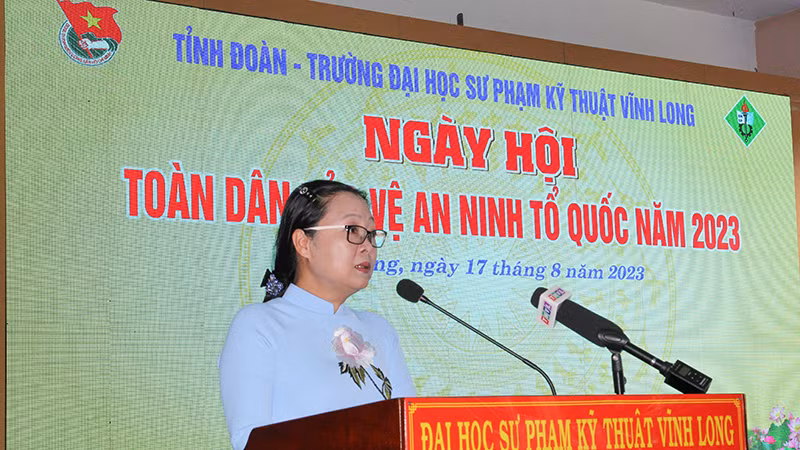 Phó Chủ tịch Ủy ban nhân dân tỉnh Vĩnh Long Nguyễn Thị Quyên Thanh phát biểu tại Ngày hội.