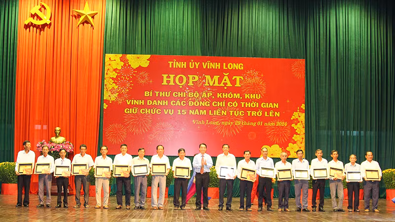 Chủ tịch Ủy ban nhân dân tỉnh Vĩnh Long Lữ Quang Ngời trao bảng vinh danh cho Bí thư chi bộ ấp, khóm, khu. Chủ tịch Ủy ban nhân dân tỉnh Vĩnh Long Lữ Quang Ngời trao bảng vinh danh cho Bí thư chi bộ ấp, khóm, khu.