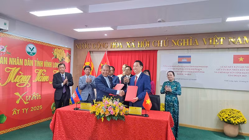Lãnh đạo 2 tỉnh Vĩnh Long và Banteay Meanchey ký kết Bản ghi nhớ hợp tác trên nhiều lĩnh vực. 