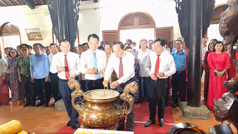 Đoàn lãnh đạo tỉnh Vĩnh Long dâng hương tại Nhà thờ Quốc tổ Hùng Vương.