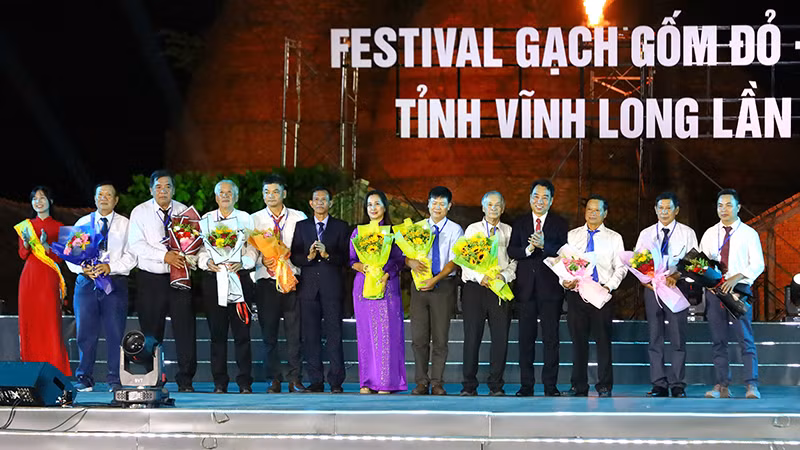 Lãnh đạo tỉnh Vĩnh Long tôn vinh những người làm gạch gốm tỉnh Vĩnh Long. Lãnh đạo tỉnh Vĩnh Long tôn vinh những người làm gạch gốm tỉnh Vĩnh Long.