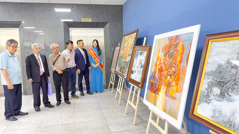 Đại biểu tham quan triển lãm.