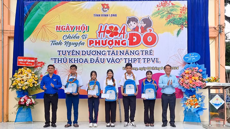 Ban Tổ chức tuyên dương 5 học sinh "Thủ khoa đầu vào". 
