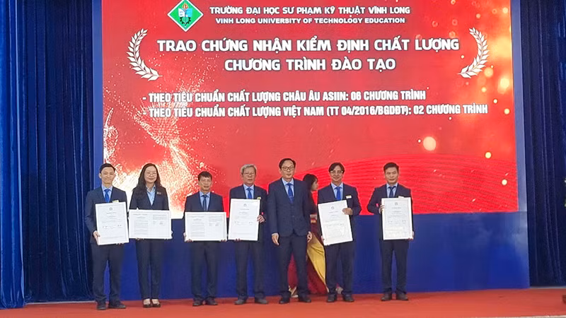 Trao chứng nhận kiểm định chất lượng đào tạo cho Trường. Trao chứng nhận kiểm định chất lượng đào tạo cho Trường.