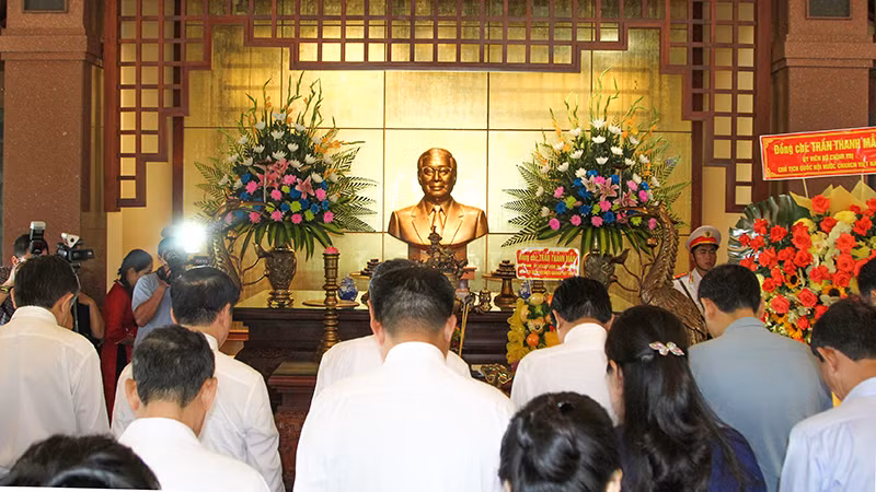 Chủ tịch Quốc hội Trần Thanh Mẫn dâng hương tại Khu lưu niệm Thủ tướng Chính phủ Võ Văn Kiệt.