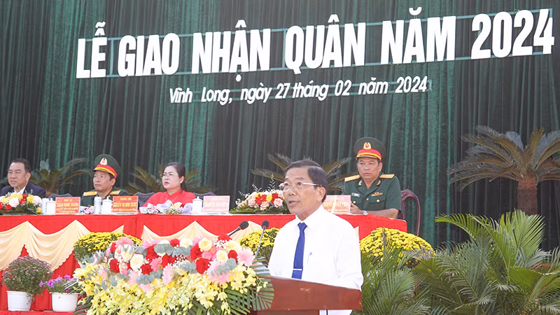 Chủ tịch Ủy ban nhân dân huyện Mang Thít phát biểu tại buổi lễ. Chủ tịch Ủy ban nhân dân huyện Mang Thít phát biểu tại buổi lễ.