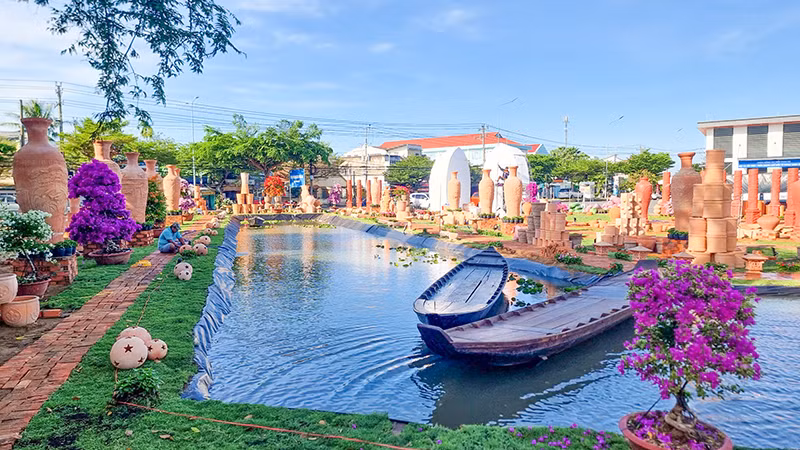 Dòng kênh Thầy Cai được tái hiện trong công viên. Dòng kênh Thầy Cai được tái hiện trong công viên.