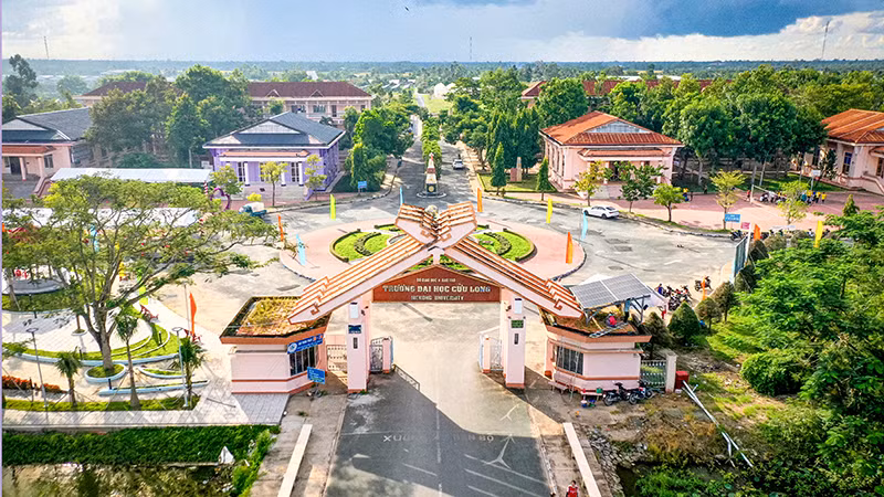 Khuôn viên cổng trường Đại học Cửu Long.