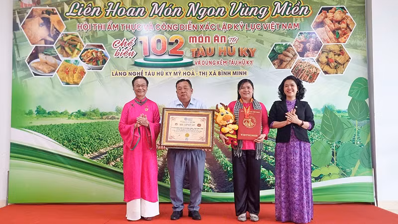 Đại diện Hội đồng xác lập kỷ lục Việt Nam công bố quyết định xác lập kỷ lục Việt Nam 102 món ăn từ tàu hũ ky cho lãnh đạo thị xã Bình Minh, tỉnh Vĩnh Long.