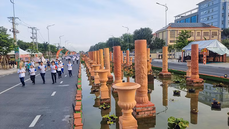 Vận động viên tham gia chạy trên con đường gốm và hoa dài nhất Việt Nam. Vận động viên tham gia chạy trên con đường gốm và hoa dài nhất Việt Nam.