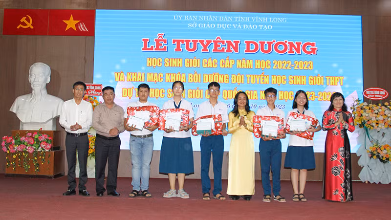 Ban tổ chức tuyên dương học sinh giỏi cấp phổ thông. Ban tổ chức tuyên dương học sinh giỏi cấp phổ thông.