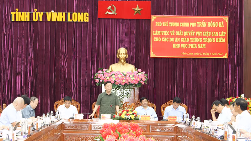 Phó Thủ tướng Trần Hồng Hà phát biểu tại buổi làm việc. Phó Thủ tướng Trần Hồng Hà phát biểu tại buổi làm việc.