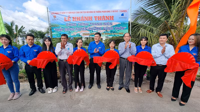 Khánh thành tuyến đường hoa tại ấp Thanh Mỹ 2, xã Thanh Đức, huyện Long Hồ, tỉnh Vĩnh Long. 