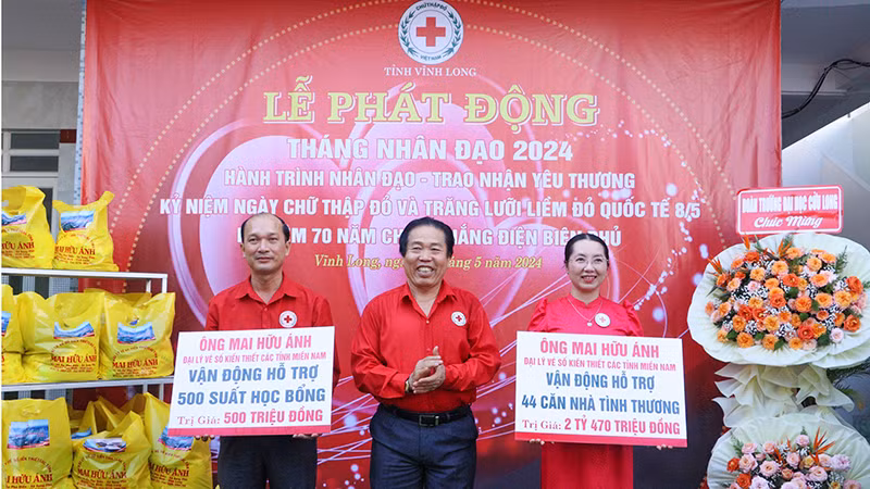 Nhà hảo tâm vận động hỗ trợ nhà tình thương và học bổng cho học sinh khó khăn. 