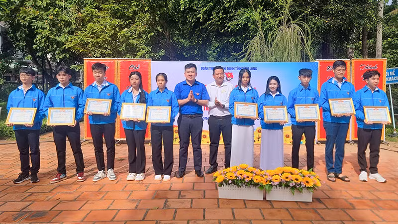 Tuyên dương học sinh "3 rèn luyện". Tuyên dương học sinh "3 rèn luyện".