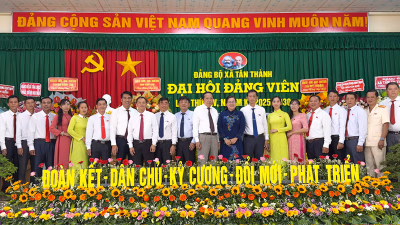 Lãnh đạo tỉnh chúc mừng Ban chấp hành Đảng bộ xã Tân Thành nhiệm kỳ mới. 