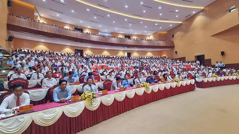 Hơn 900 Bí thư Chi bộ ấp, khóm, khu tham gia buổi họp mặt. Hơn 900 Bí thư Chi bộ ấp, khóm, khu tham gia buổi họp mặt.
