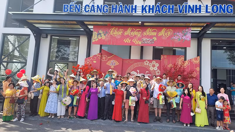 Lãnh đạo tỉnh Vĩnh Long chụp hình lưu niệm cùng với khách du lịch quốc tế. Lãnh đạo tỉnh Vĩnh Long chụp hình lưu niệm cùng với khách du lịch quốc tế.