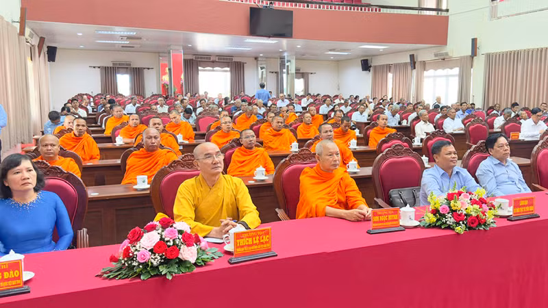 Đại biểu tham dự buổi họp mặt.