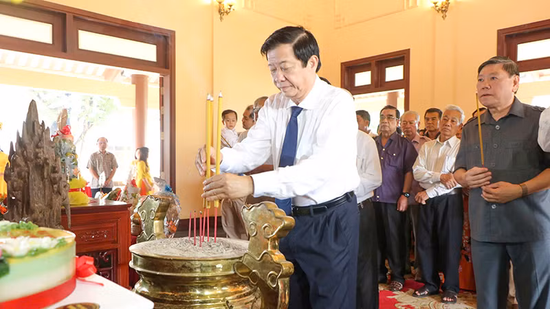 Đồng chí Bùi Văn Nghiêm, Ủy viên Trung ương Đảng, Bí thư Tỉnh ủy Vĩnh Long dâng hương tưởng nhớ Thủ tướng Chính phủ Võ Văn Kiệt. Đồng chí Bùi Văn Nghiêm, Ủy viên Trung ương Đảng, Bí thư Tỉnh ủy Vĩnh Long dâng hương tưởng nhớ Thủ tướng Chính phủ Võ Văn Kiệt.