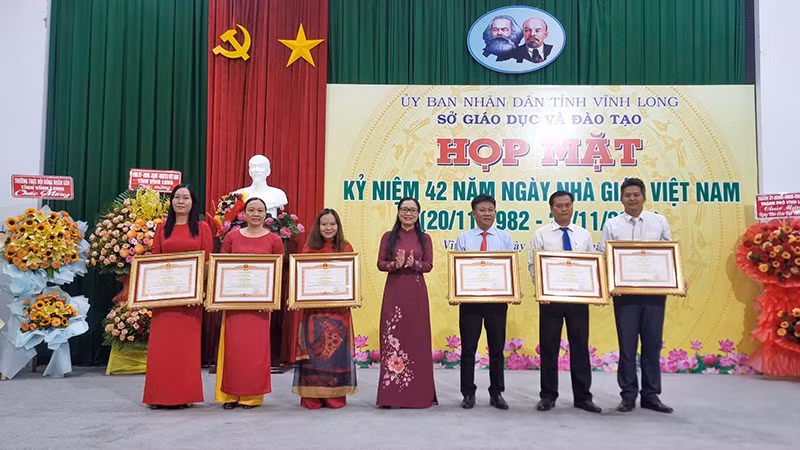 Lãnh đạo tỉnh Vĩnh Long thừa ủy quyền trao Bằng khen của Thủ tướng Chính phủ cho nhà giáo tiêu biểu.