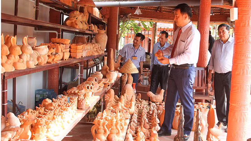 Không gian trưng bày quà lưu niệm làm từ gốm đỏ tại nhà gốm Tư Buôi