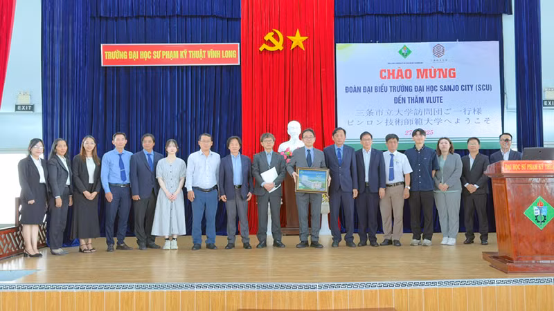Lãnh đạo Sở Giáo dục và Đào tạo tỉnh Vĩnh Long chụp hình lưu niệm cùng với lãnh đạo 2 trường tại buổi gặp gỡ. 