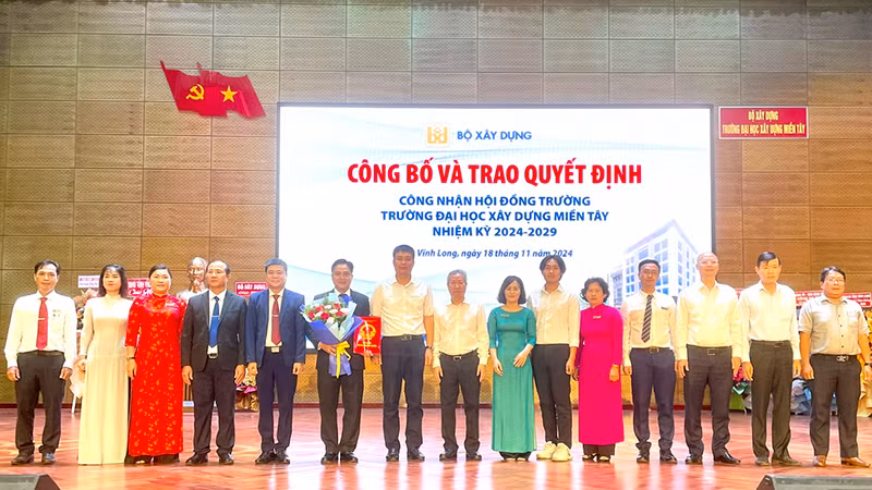Ra mắt Hội đồng trường Trường đại học Xây dựng miền Tây. 