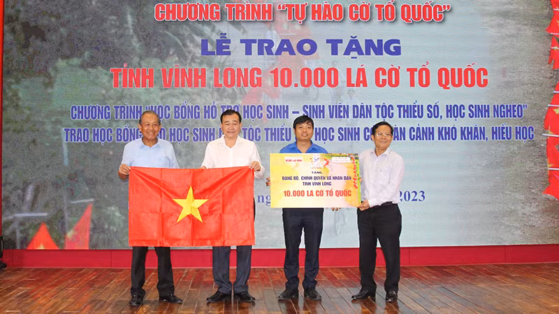 Ban tổ chức trao tặng bảng tượng trưng 10.000 lá cờ Tổ quốc. 