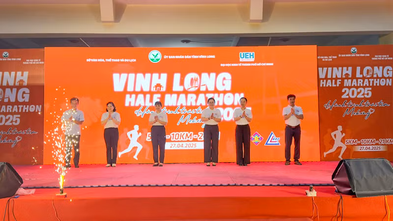 Ban Tổ chức tiến hành nghi thức khai mạc. 
