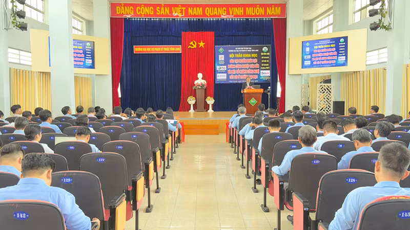 Quang cảnh hội thảo. Quang cảnh hội thảo.