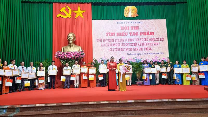 Ban tổ chức trao thưởng cho thí sinh đạt giải Nhất. Ban tổ chức trao thưởng cho thí sinh đạt giải Nhất.