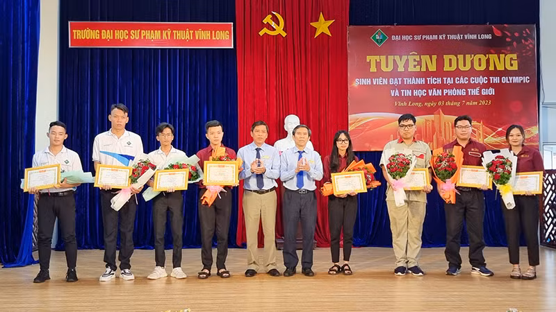 Tuyên dương những sinh viên đạt giải trong các cuộc thi quốc gia và quốc tế. 