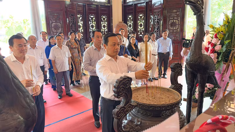 Bí thư Tỉnh ủy Vĩnh Long Trần Tiến Dũng dâng hương. 