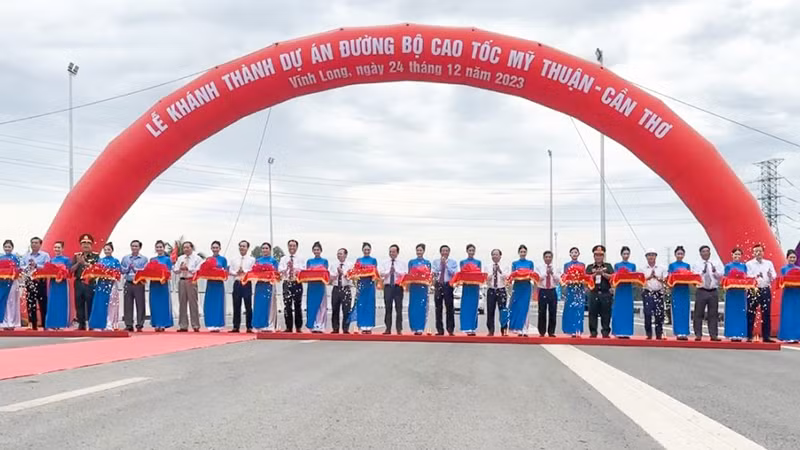 Phó Thủ tướng Trần Lưu Quang cùng lãnh đạo các bộ, ngành và lãnh đạo các tỉnh cắt băng khánh thành công trình cao tốc Mỹ Thuận-Cần Thơ. 