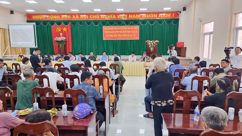 Người dân phát biểu ý kiến với đoàn công tác.