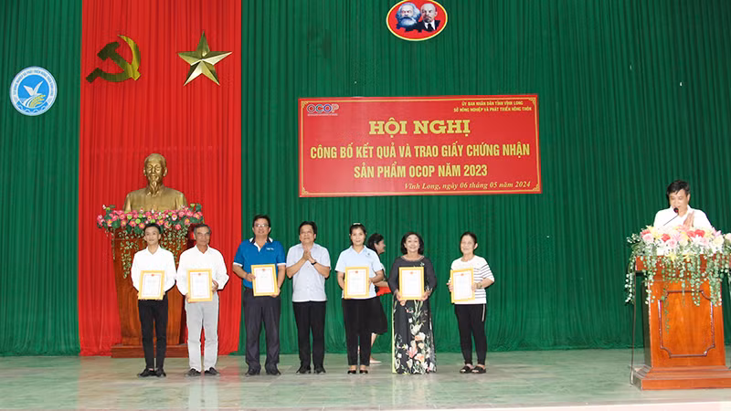 Trao giấy chứng nhận cho các chủ thể đạt sản phẩm OCOP 4 sao. 