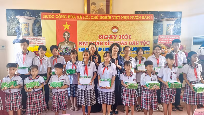 Đồng chí Nguyễn Thị Thu Hà và đồng chí Đặng Thị Ngọc Thịnh trao quà cho học sinh vượt khó học giỏi xã Long Phước.