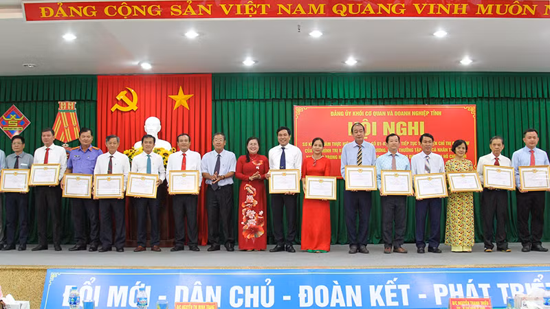 Lãnh đạo Ban Tuyên giáo Tỉnh ủy Vĩnh Long trao khen cho nhiều tập thể được tuyên dương học theo Bác. Lãnh đạo Ban Tuyên giáo Tỉnh ủy Vĩnh Long trao khen cho nhiều tập thể được tuyên dương học theo Bác.