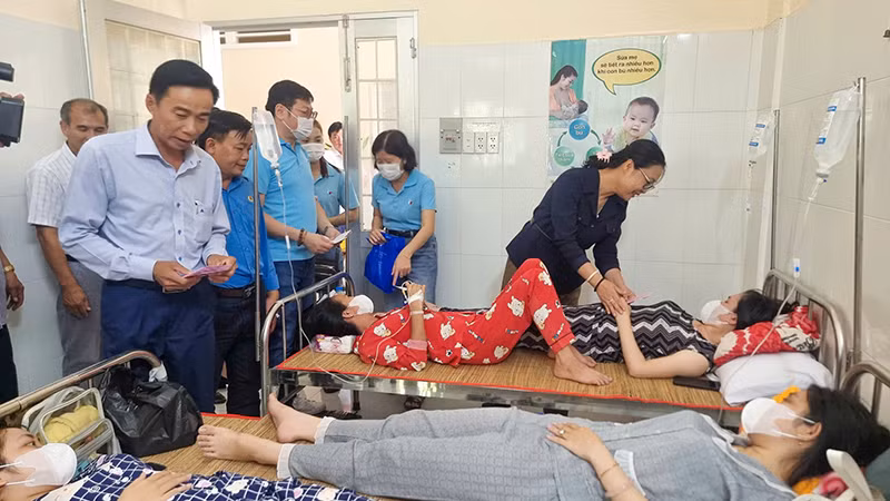 Lãnh đạo tỉnh Vĩnh Long thăm hỏi động viên công nhân bị ngộ độc thực phẩm.