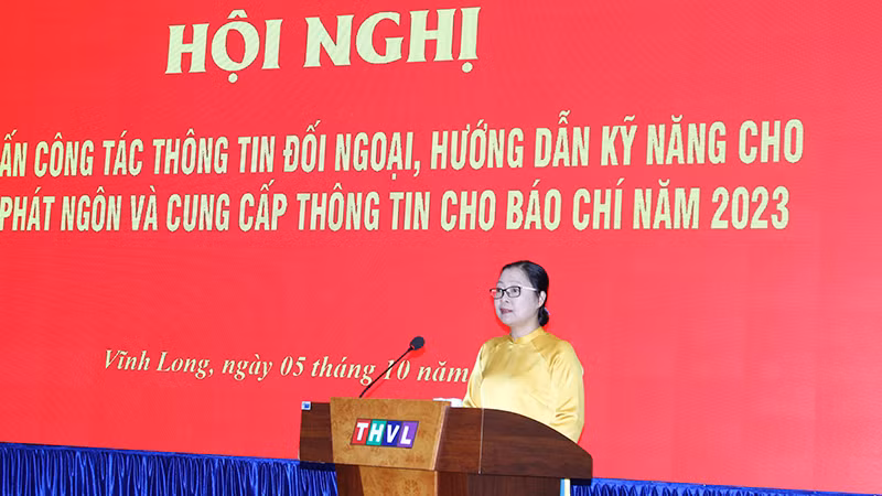 Phó Chủ tịch Ủy ban nhân dân tỉnh Vĩnh Long Nguyễn Thị Quyên Thanh phát biểu tại buổi tập huấn. Phó Chủ tịch Ủy ban nhân dân tỉnh Vĩnh Long Nguyễn Thị Quyên Thanh phát biểu tại buổi tập huấn.