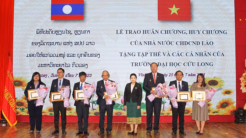 Những cá nhân đón nhận Huy chương Hữu Nghị của Lào. Những cá nhân đón nhận Huy chương Hữu Nghị của Lào.