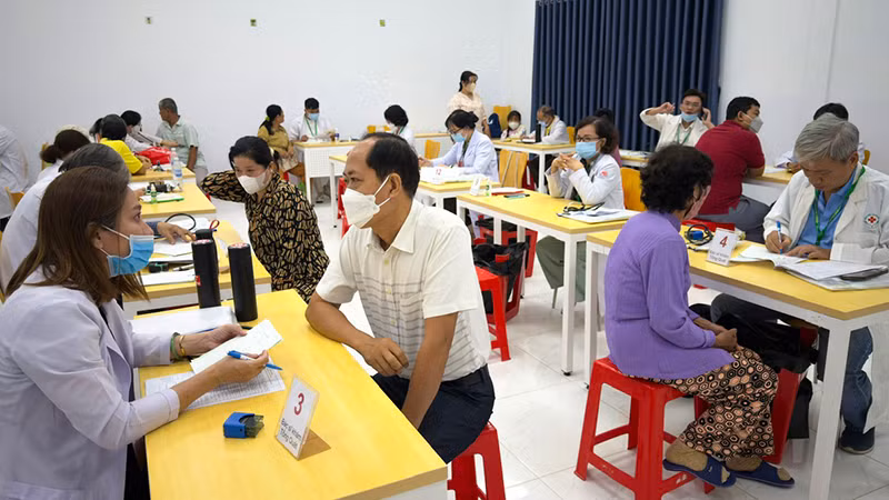 Bác sĩ tham gia khám bệnh cho người dân.